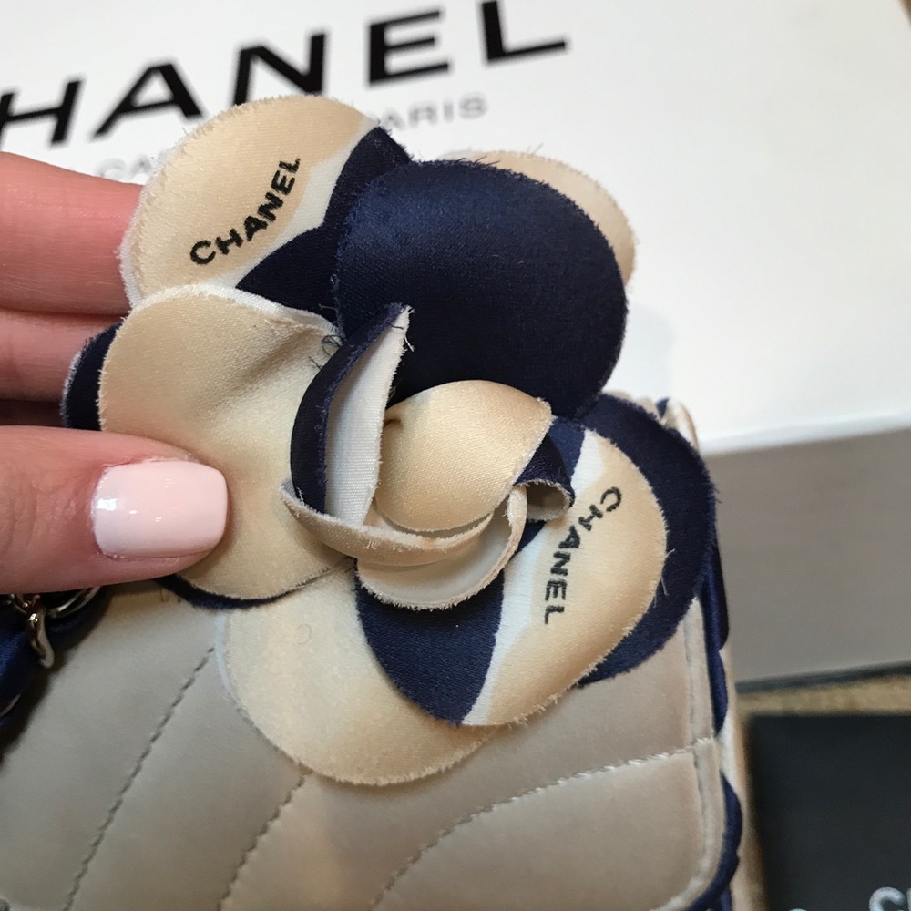 Chanel beige/grey classic quilted bag with flower - Picture 4 of 12